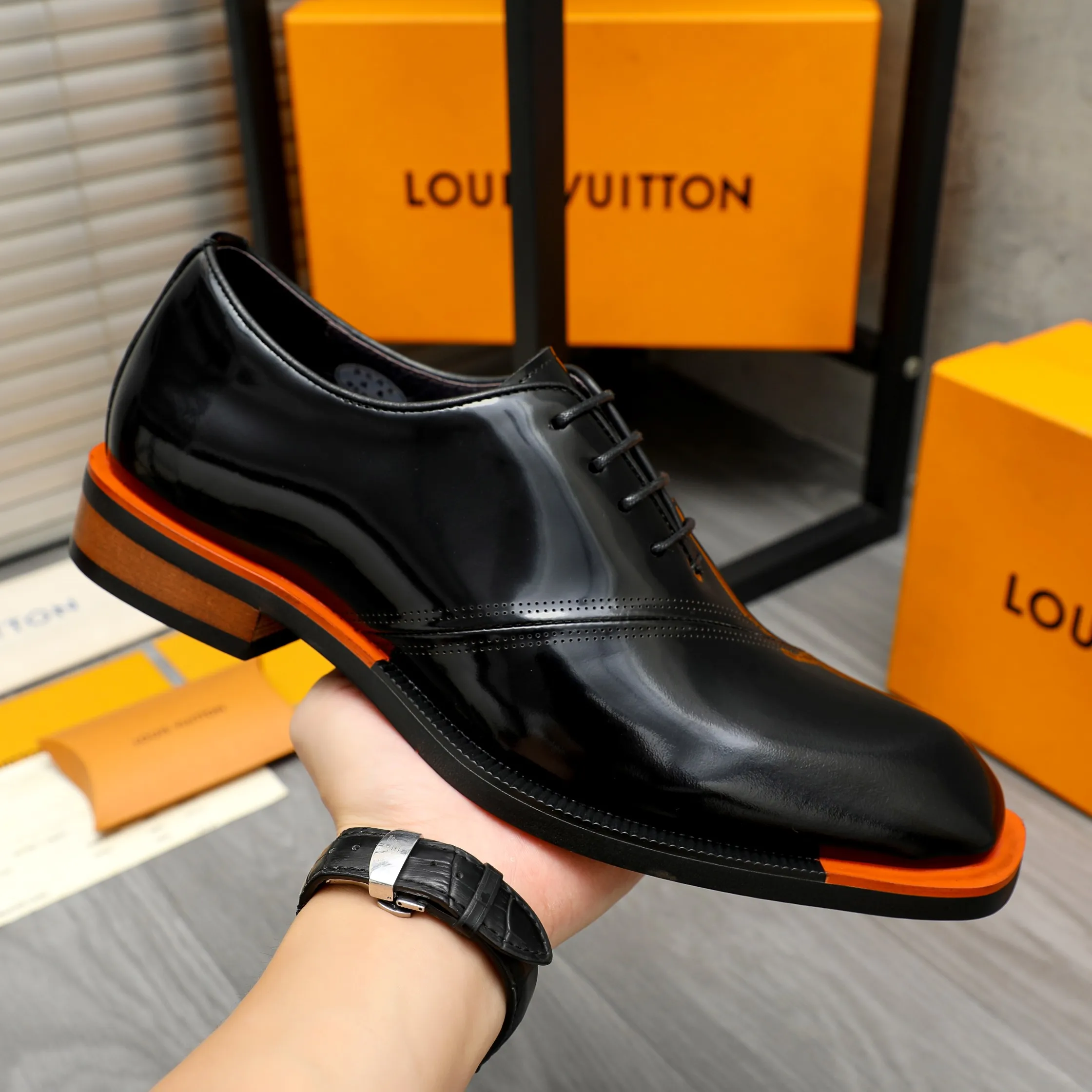 Men's shoes 💰580 Product trademark: LV "Louis Vuitton" business lace-up formal leather shoes Regular size: 37-46 Product materials: Selected pearlescent cowhide upper, pigskin lining, rubber outsole